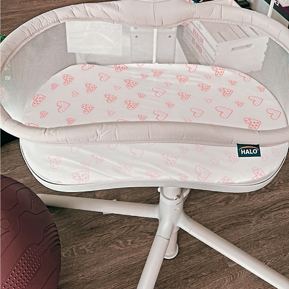 Halo BassiNest Swivel Sleeper (gently used)